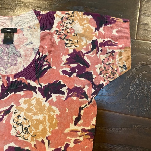 Like New Ann Taylor Floral Short Sleeve Sweater SP - Picture 4 of 6